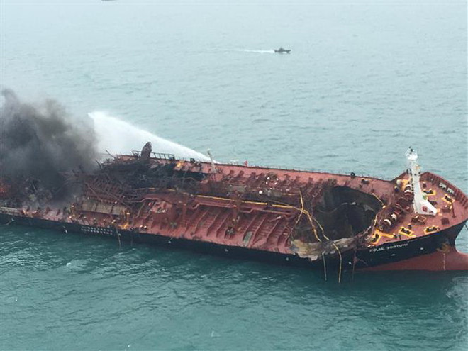 Tin thêm về vụ tàu chở dầu Việt Nam bốc cháy ngoài khơi Hong Kong ảnh 1