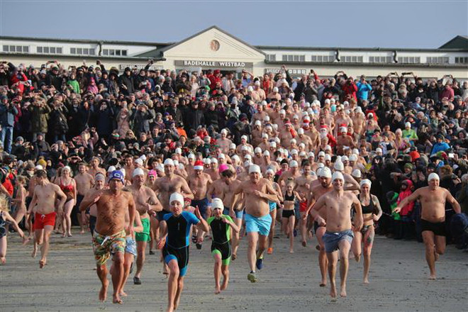 Người dân châu Âu tham gia lễ tắm nước đầu năm trong giá rét ảnh 1