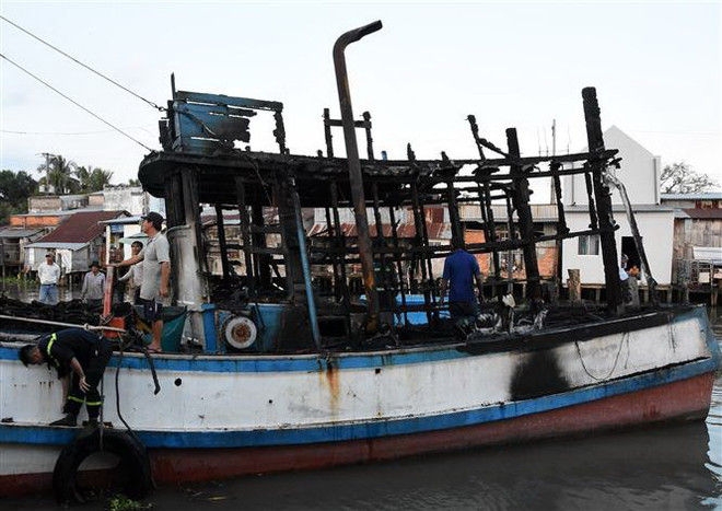 Cháy 1 tàu cá và 3 căn nhà ở Rạch Giá, thiệt hại hàng tỷ đồng ảnh 1