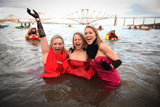 Người dân châu Âu tham gia lễ tắm nước đầu năm trong giá rét ảnh 2