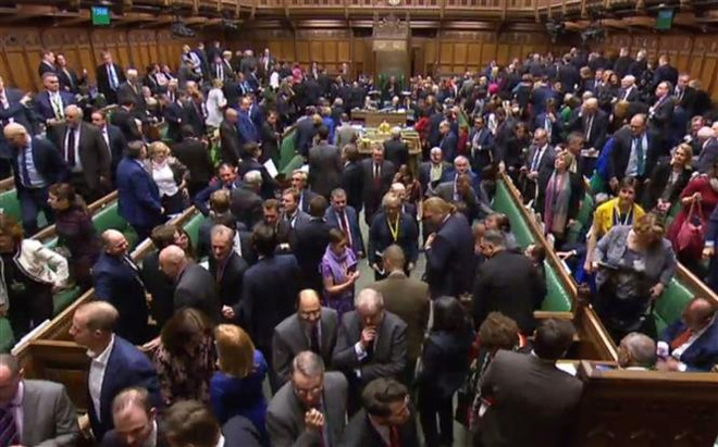 Nhiều người dân Anh vui mừng về kết quả bỏ phiếu tại Hạ viện ảnh 1