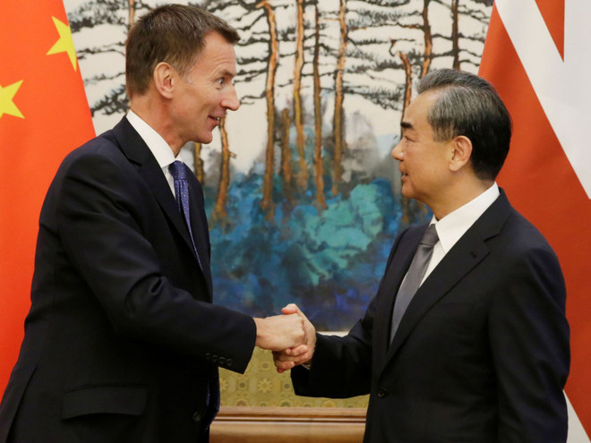 Ngoại trưởng Trung Quốc Vương Nghị (phải) và Ngoại trưởng Anh Jeremy Hunt. (Nguồn: news.sky.com) Ngoại trưởng Trung Quốc, Anh điện đàm về quan hệ song phương ảnh 1