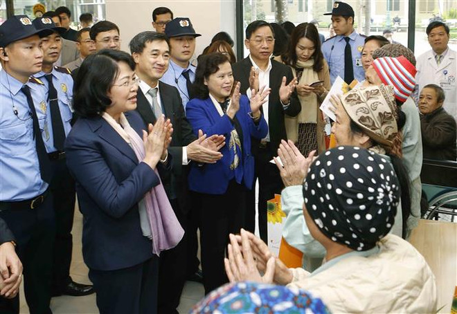 Phó Chủ tịch nước Đặng Thị Ngọc Thịnh tặng quà Tết bệnh nhân ung thư ảnh 1