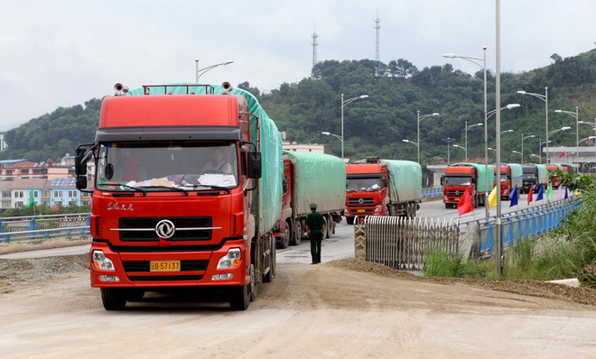 Cửa khẩu quốc tế Lào Cai xuất những lô hàng đầu tiên dịp năm mới ảnh 1