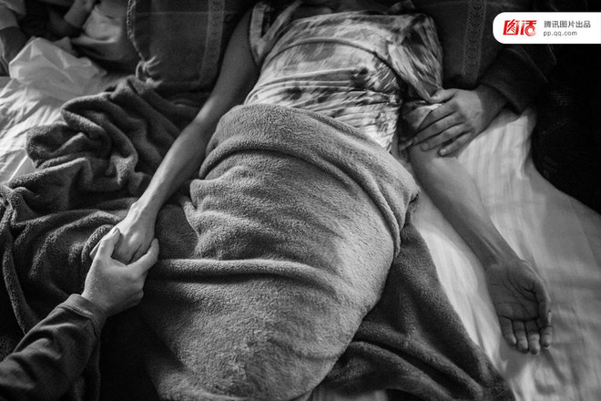 Tình yêu của cặp vợ chồng bị ung thư qua những bức ảnh của con gái ảnh 15