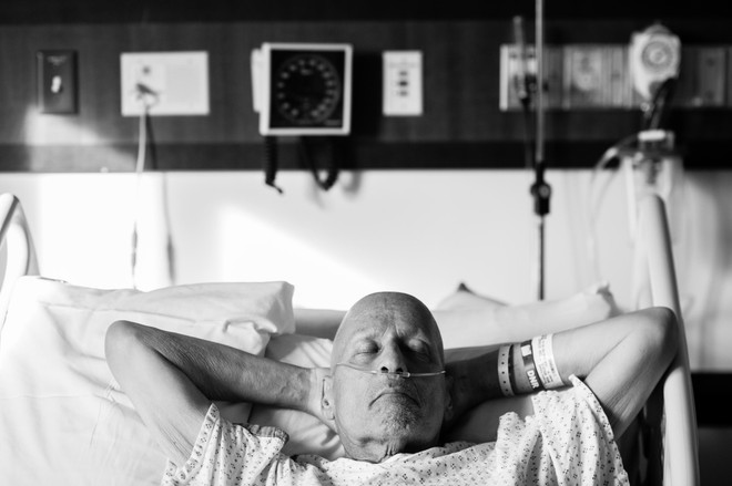 Tình yêu của cặp vợ chồng bị ung thư qua những bức ảnh của con gái ảnh 10