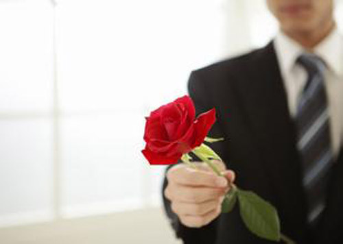 Lần đầu tiên nhận hoa Valentine, vợ ho đến nỗi gãy xương sườn ảnh 1