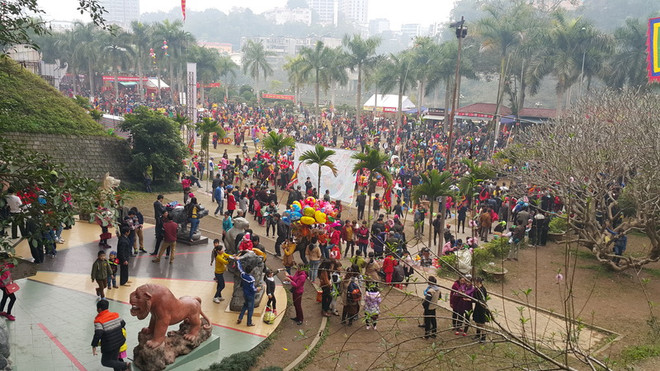 Nhu cầu du lịch lễ hội tăng đột biến, nhiều dịch vụ khan hiếm ảnh 1