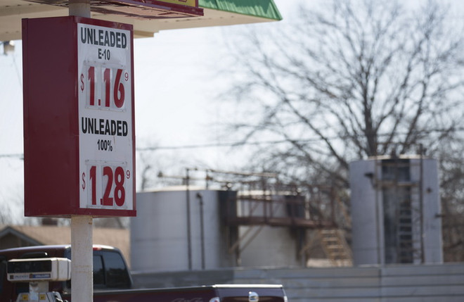 Giá dầu thế giới đi lên trước triển vọng vơi bớt nguồn cung ảnh 1