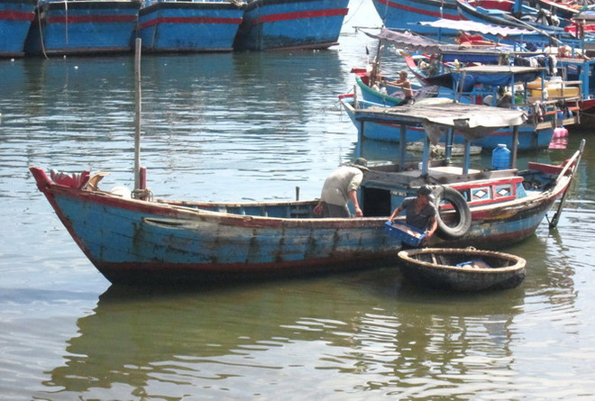 Quảng Bình: 4 ngư dân bị nạn trên biển đã được đưa vào bờ an toàn ảnh 1