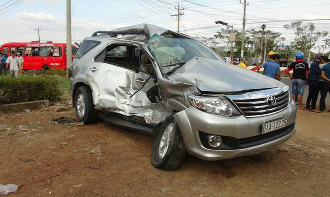 Xe khách tông bay ôtô 7 chỗ, tài xế văng xa hơn 40m ảnh 1