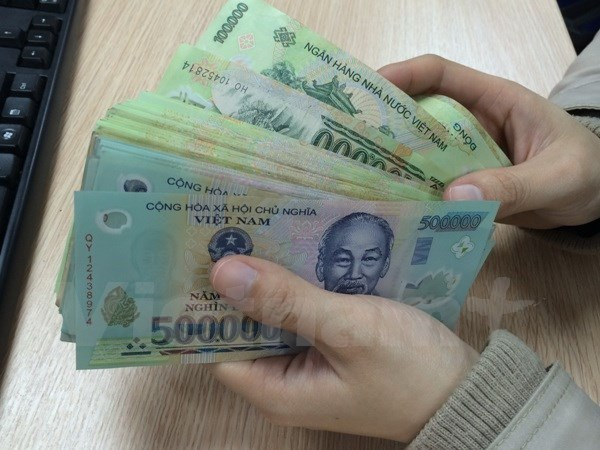 Thời gian gần đây xảy ra hàng loạt các vụ lùm xùm quanh việc ép người vay ngân hàng mua bảo hiểm, gửi tiền ngân hàng lại biến thành hợp đồng bảo hiểm nhân thọ. (Nguồn: Vietnam+) Đi tìm những góc khuất của thị trường bảo hiểm nhân thọ ảnh 2