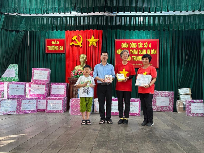 Các kiều bào tặng sách trên đảo Trường Sa. (Ảnh: T.G/Vietnam+) Niềm tin, lòng tự hào dân tộc của kiều bào không ngừng được củng cố ảnh 2