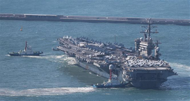 Tàu sân bay Mỹ USS Nimitz tới căn cứ hải quân ở Busan, ngày 2/4/2023. (Ảnh: YONHAP/TTXVN) Hàn-Mỹ-Nhật nhất trí tập trận chung chống tên lửa và tàu ngầm ảnh 1