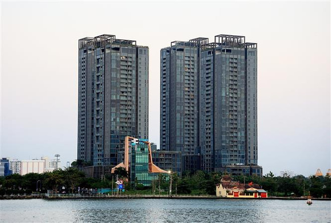 Chung cư ở khu đô thị Thủ Thiêm, thành phố Thủ Đức. (Ảnh: Hồng Đạt/TTXVN) Bất động sản TP Hồ Chí Minh dự báo khó có sự hồi phục trong ngắn hạn ảnh 2