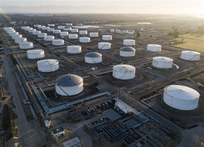 Bể chứa dầu tại kho dự trữ ở Carson, California, Mỹ. (Ảnh: AFP/TTXVN) Giá dầu trên thị trường thế giới giảm hơn 5% trong tuần qua ảnh 1
