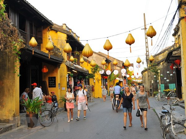 Khách du lịch tham quan phố cổ Hội An. (Ảnh: Minh Đức/TTXVN) Các nước Đông Nam Á phục hồi du lịch và hướng đi cho Việt Nam ảnh 3
