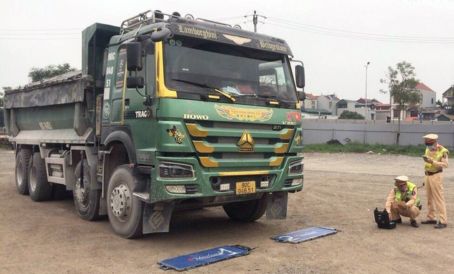 'Độ' kích thủy lực nâng thành thùng nhưng không qua được mắt CSGT ảnh 1