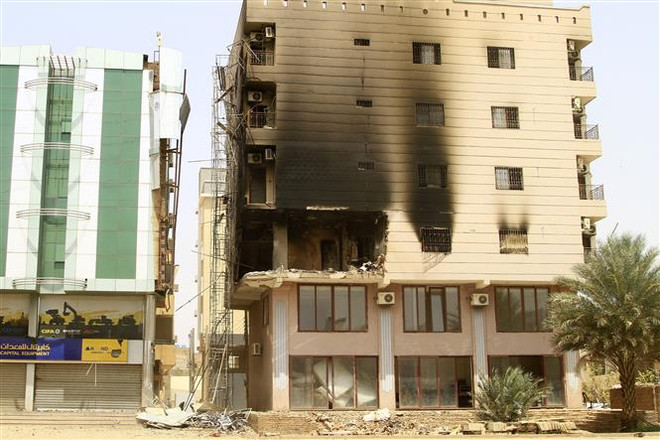 Một tòa nhà bị hư hại do giao tranh giữa quân đội Sudan và lực lượng bán quân sự RSF tại Khartoum, Sudan ngày 23/4/2023. (Ảnh: AFP/TTXVN) Quân đội Sudan sơ bộ thông qua đề xuất gia hạn lệnh ngừng bắn ảnh 1