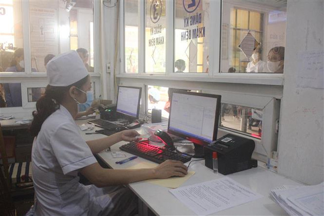 Trung tâm Y tế huyện Yên Lạc, tỉnh Vĩnh Phúc thực hiện thủ tục đăng ký khám chữa bệnh sử dụng thẻ căn cước công dân gắn chíp điện tử giúp giảm bớt thời gian chờ đợi cho người bệnh. (Ảnh: Nguyễn Thảo/TTXVN) Hơn 24,6 triệu lượt tra cứu thông tin bảo hiểm y tế bằng CCCD gắn chip ảnh 1