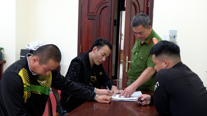 Cơ quan Công an làm việc với Phạm Xuân Thanh (trái) và Đới Quang Lưu. (Nguồn: Báo Lâm Đồng) Lâm Đồng: Khởi tố 2 đối tượng về hành vi mua bán người sang Campuchia ảnh 1
