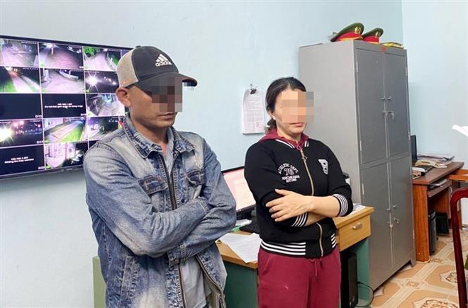 Các đối tượng Nguyễn Chí Thanh và Phạm Thị Thanh tại cơ quan công an. (Ảnh: TTXVN phát) Quảng Bình: Phá đường dây đánh bạc bằng hình thức lô, đề ảnh 1