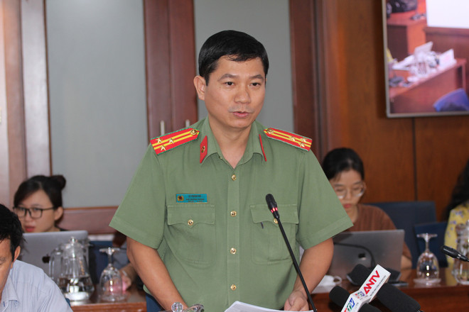 Xử lý việc bán hàng rong, đỗ xe sai quy định ở phố đi bộ Nguyễn Huệ ảnh 1