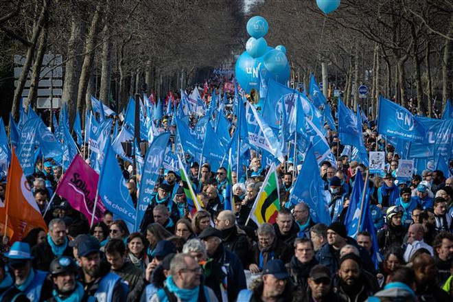 Biểu tình phản đối dự luật cải cách hưu trí của Chính phủ tại Paris, Pháp ngày 16/2/2023. (Ảnh: THX/TTXVN) Pháp: Đình công quy mô lớn trước thềm phán quyết về cải cách hưu trí ảnh 1
