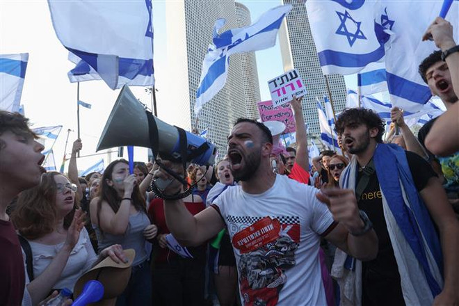 Người dân Israel tuần hành phản đối kế hoạch cải cách tư pháp của Chính phủ tại Tel Aviv, ngày 27/3/2023. (Ảnh: AFP/TTXVN) Hàng chục nghìn người Israel biểu tình bất chấp an ninh siết chặt ảnh 1