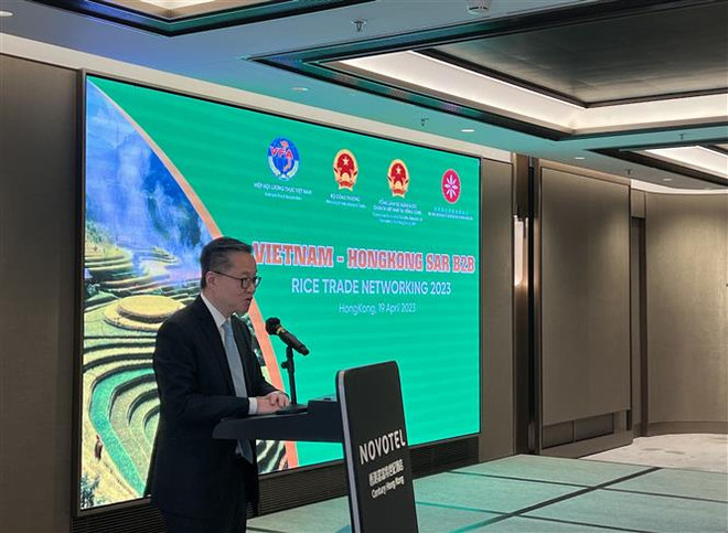 Ông Kenneth Chan, Chủ tịch Hiệp hội các nhà nhập khẩu gạo Hong Kong, phát biểu tại hội thảo. (Ảnh: Mạc Luyện/TTXVN) Tăng cường năng lực cạnh tranh của gạo Việt Nam ở Hong Kong ảnh 3