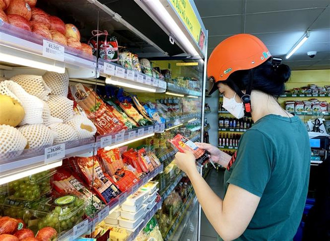 Người dân mua sắm tại một siêu thị ở Thành phố Hồ Chí Minh. (Ảnh: Hồng Đạt/TTXVN) Kịp thời cảnh báo các nguy cơ ảnh hưởng đến giá cả, lạm phát ảnh 1