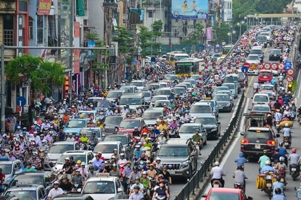 Các phương tiện lưu thông trên một tuyến phố ở Hà Nội. (Ảnh: PV/Vietnam+) Hà Nội điều chỉnh giao thông một số nút giao quan trọng ảnh 1
