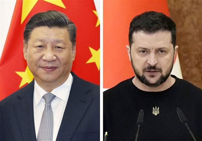 Chủ tịch Trung Quốc Tập Cận Bình (trái) và Tổng thống Ukraine Volodymyr Zelensky. (Ảnh: Kyodo/TTXVN) EU đánh giá cao cuộc điện đàm giữa các nhà lãnh đạo Trung Quốc-Ukraine ảnh 1