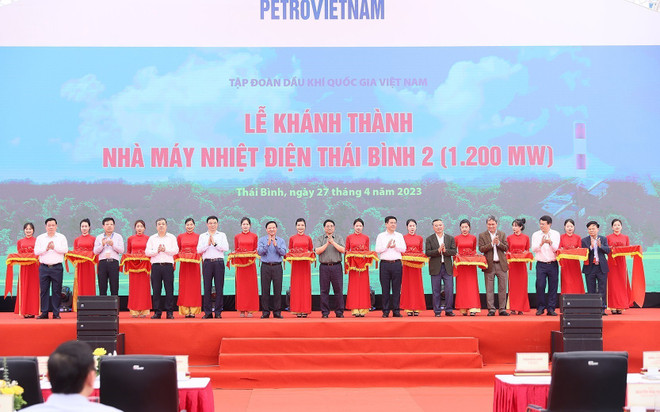 Thủ tướng Phạm Minh Chính cắt băng khánh thành Nhà máy nhiệt điện Thái Bình 2. (Ảnh: Dương Giang/TTXVN) Thủ tướng nêu 6 bài học từ sự hồi sinh Nhà máy Nhiệt điện Thái Bình 2 ảnh 1