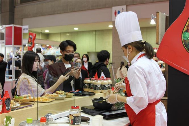 Người tiêu dùng Nhật Bản khám phá bộ sản phẩm gia vị Chin-su của Masan tại Foodex Japan 2023. (Ảnh: Đào Thanh Tùng/TTXVN) Nhật Bản - thị trường tiềm năng của các công ty thực phẩm Việt Nam ảnh 1