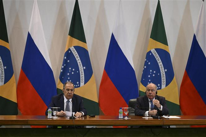 Ngoại trưởng Brazil Mauro Vieira (phải) và Ngoại trưởng Nga Sergei Lavrov (trái) tại cuộc họp báo chung ở Brasilia, Brazil, ngày 17/4/2023. (Ảnh: AFP/TTXVN) Củng cố gắn kết truyền thống giữa Nga và các nước Mỹ Latinh và Caribe ảnh 1