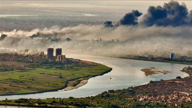 Khói bao trùm bầu trời thủ đô Khartoum trong cuộc giao tranh giữa quân đội Sudan và lực lượng bán quân sự RSF, ngày 19/4/2023. (Ảnh: AFP/TTXVN) Tư lệnh quân đội Sudan cam kết ủng hộ chính quyền dân sự ảnh 1