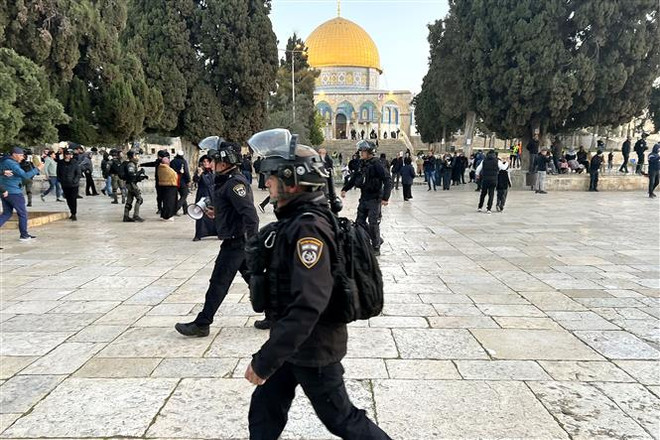 Cảnh sát Israel tuần tra tại khu vực đền thờ Al-Aqsa (phía Israel gọi là Núi Đền) ở Jerusalem ngày 5/4/2023. (Ảnh: AFP/TTXVN) Israel ngăn chặn thành công nhiều vụ việc tấn công khủng bố ảnh 1