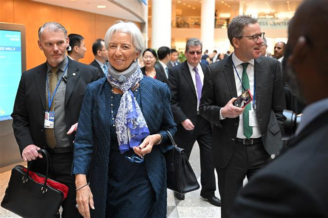 Chủ tịch Ngân hàng Trung ương châu Âu Christine Lagarde tới dự Hội nghị Bộ trưởng Tài chính và Thống đốc Ngân hàng Trung ương G20, ở Washington, DC, Mỹ ngày 13/4/2023. (Ảnh: AFP/TTXVN) Chủ tịch ECB Christine Lagarde nhận định Mỹ sẽ không vỡ nợ ảnh 1