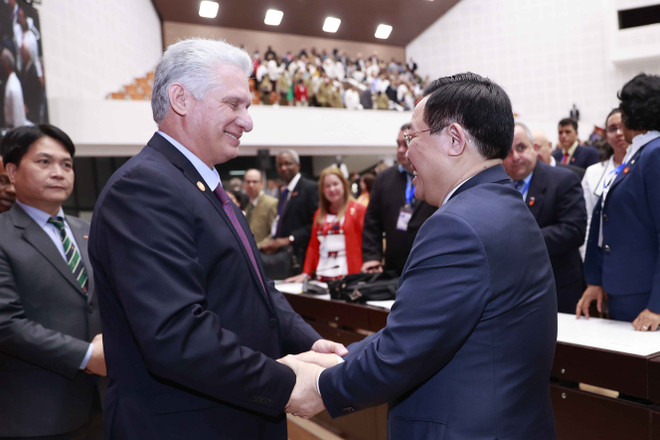 Bí thư thứ nhất Ban Chấp hành Trung ương Đảng Cộng sản Cuba, Chủ tịch nước Cộng hòa Cuba Miguel Díaz-Canel và Chủ tịch Quốc hội Vương Đình Huệ tại phiên họp. (Ảnh: Doãn Tấn/TTXVN) Chủ tịch Quốc hội phát biểu tại Phiên họp đặc biệt của Quốc hội Cuba ảnh 2