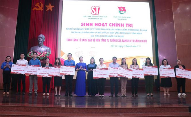 Tỉnh Đoàn Bến Tre phối hợp Nhà xuất bản Chính trị Quốc gia Sự thật Chi nhánh Cần Thơ trao tặng tủ sách Chi bộ điện tử cho Đảng ủy các trường Cao đẳng, Ban Tuyên giáo Đảng ủy Khối Cơ quan-doanh nghiệp, Ban tuyên giáo các Huyện, Thành ủy, Chi bộ Tỉnh đoàn. (Ảnh: Chương Đài/TTXVN) Cuốn sách của Tổng Bí thư: 'Cẩm nang' trong phòng, chống tham nhũng ảnh 2