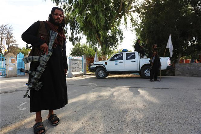 Lực lượng an ninh Taliban gác trên một tuyến đường ở thủ đô Kabul, ngày 6/10/2022. (Ảnh: AFP/TTXVN) Taliban mong muốn xây dựng quan hệ tích cực với cộng đồng quốc tế ảnh 1