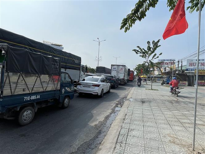 Ùn tắc giao thông nghiêm trọng tại Quốc lộ 60 đoạn qua tỉnh Bến Tre. (Ảnh: Công Trí/TTXVN) Người dân đổ về quê nghỉ lễ, cầu Rạch Miễu ùn ứ cả hai hướng ảnh 1