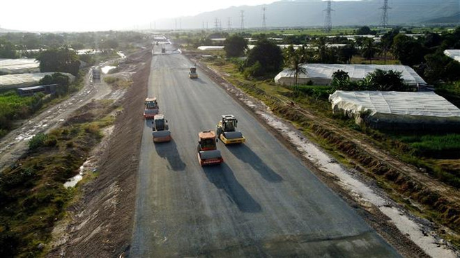 Thi công nền đường cao tốc Bắc-Nam đoạn Vĩnh Hảo-Phan Thiết thuộc địa phận huyện Tuy Phong, tỉnh Bình Thuận. (Ảnh: Huy Hùng/TTXVN) Cục Đường bộ được giao quản lý, khai thác cao tốc Vĩnh Hảo-Phan Thiết ảnh 1