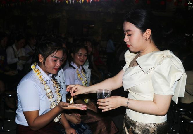 Lưu học sinh Lào rộn ràng đón Tết cổ truyền Bunpimay trên đất Cố đô ảnh 1