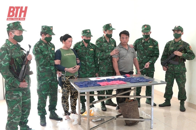 Hai đối tượng cùng tang vật. (Nguồn: Báo Thanh Hóa) Bắt quả tang 2 đối tượng vận chuyển 15.000 viên ma túy tổng hợp ảnh 1