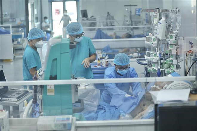 Các bác sỹ điều trị cho bệnh nhân COVID-19 nặng. (Ảnh: Minh Quyết/TTXVN) Quảng Ninh đề nghị tăng cường giám sát chặt chẽ dịch COVID-19 ảnh 1