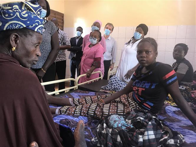 Bệnh nhân sốt rét được điều trị tại bệnh viện ở Kaya, Burkina Faso, ngày 13/9/2020. (Ảnh: AFP/TTXVN) Triển vọng trong việc phát triển thuốc điều trị sốt rét thế hệ mới ảnh 1