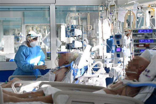 Bệnh nhân COVID-19 được điều trị tại bệnh viện ở Cremona, Italy. (Ảnh: AFP/TTXVN) WHO: Số ca tử vong vì COVID-19 giảm 95% kể từ đầu năm 2023 ảnh 1