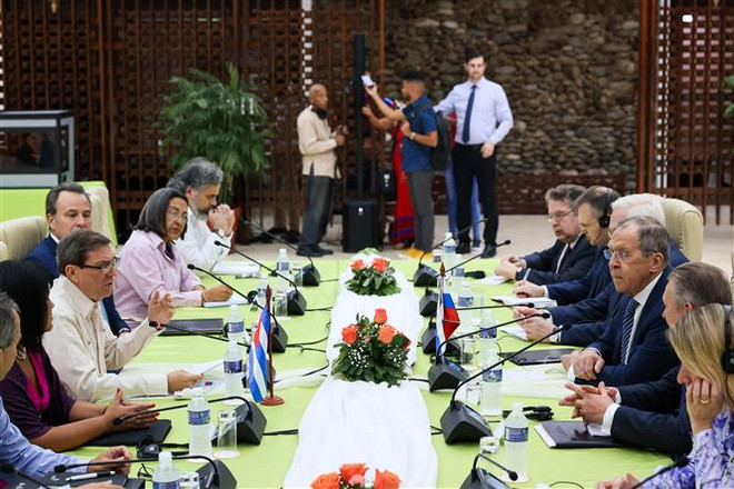 Ngoại trưởng Nga Sergei Lavrov (thứ 3, phải) và người đồng cấp Cuba Bruno Rodriguez Parrilla (thứ 3, trái) tại cuộc hội đàm ở La Habana ngày 20/4/2023. (Ảnh: AFP/TTXVN) Củng cố gắn kết truyền thống giữa Nga và các nước Mỹ Latinh và Caribe ảnh 2